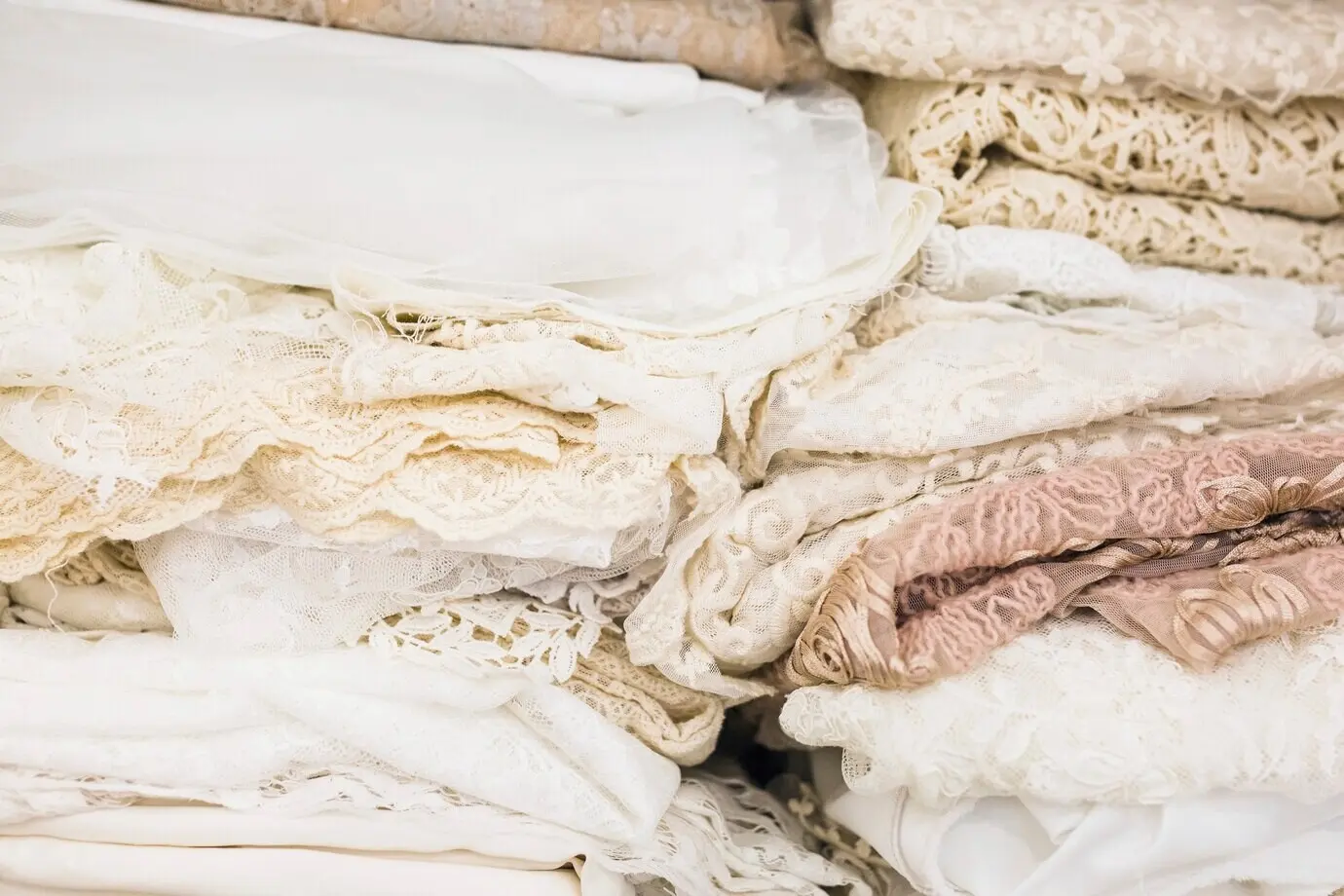 Крупный план множества кружевных тканей.