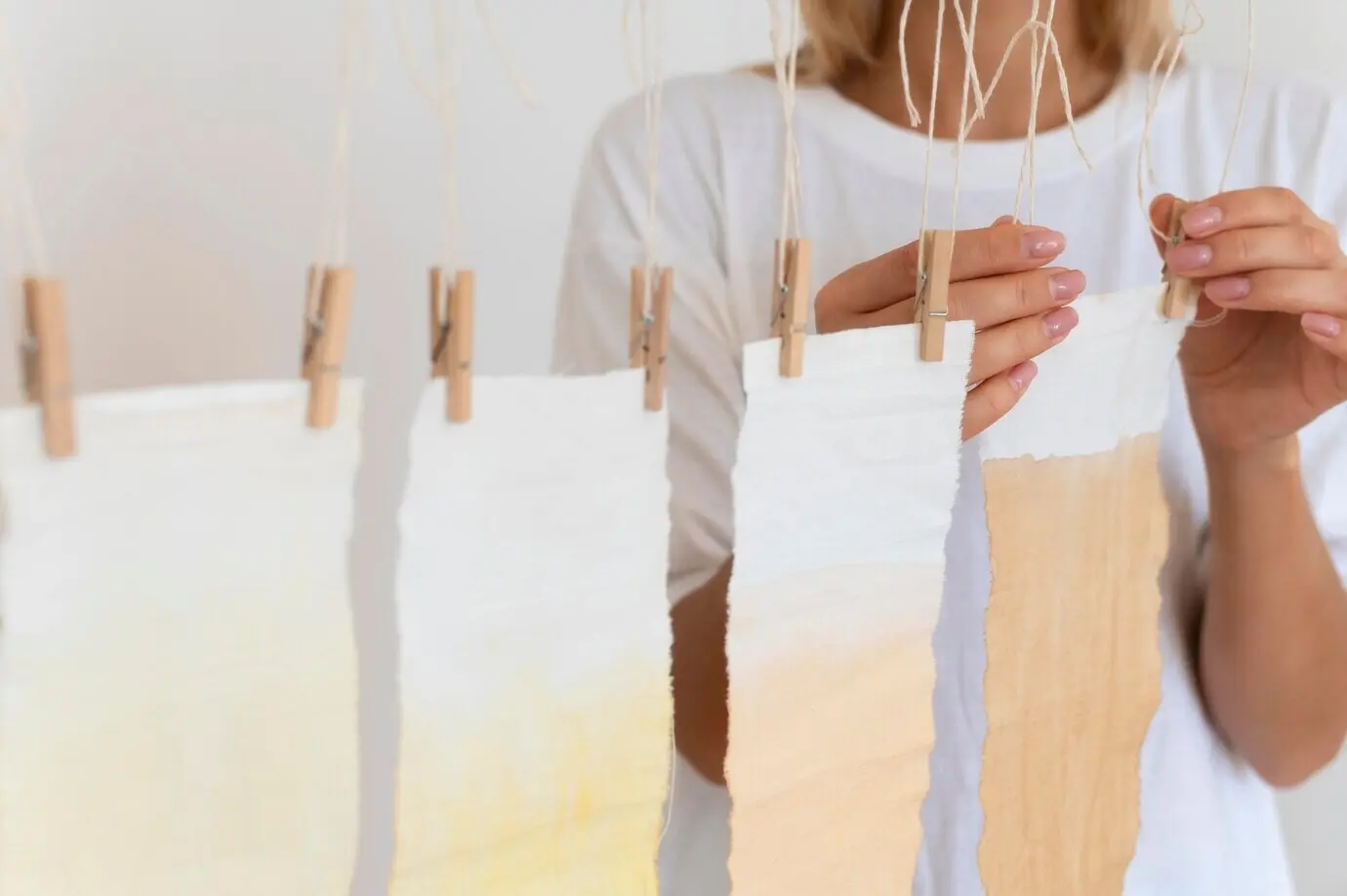 Набор тканей, окрашенных натуральными пигментами.