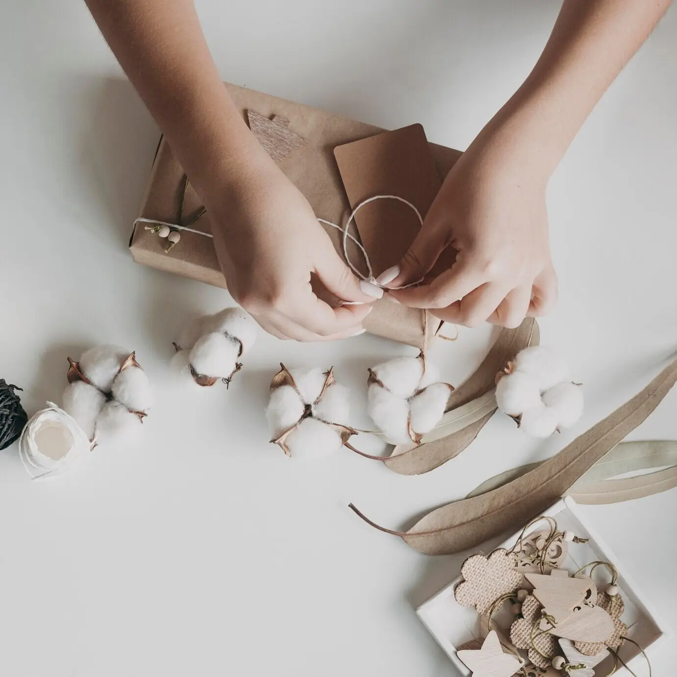 Руки, завязывающие нитку, крупным планом.